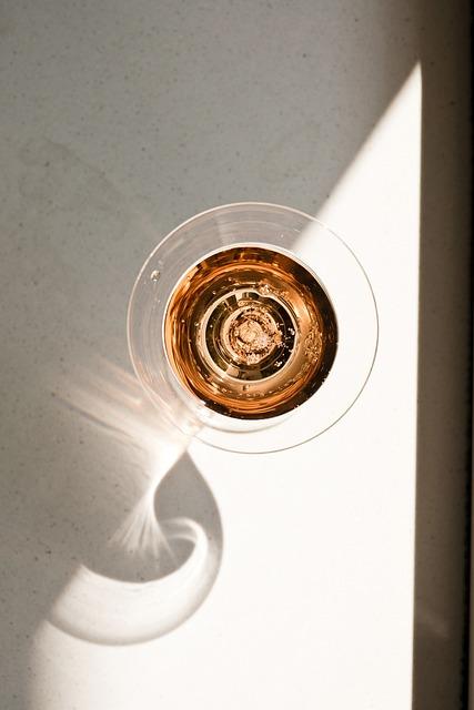 7. Cocktail Compatibility: Discovering the⁤ Ideal Drinks to ⁣Showcase the Unique Qualities​ of Maker's Mark⁤ and Templeton Rye