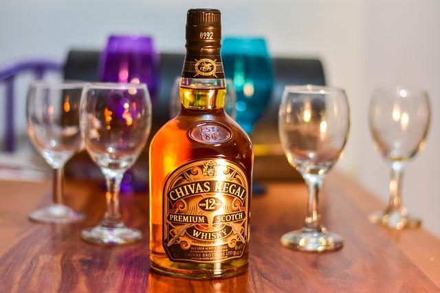 4. A‌ Timeless Classic or a ⁢Modern​ Marvel? Exploring the Aesthetics of⁤ Chivas Regal 12 and ‍Crown Royal Deluxe